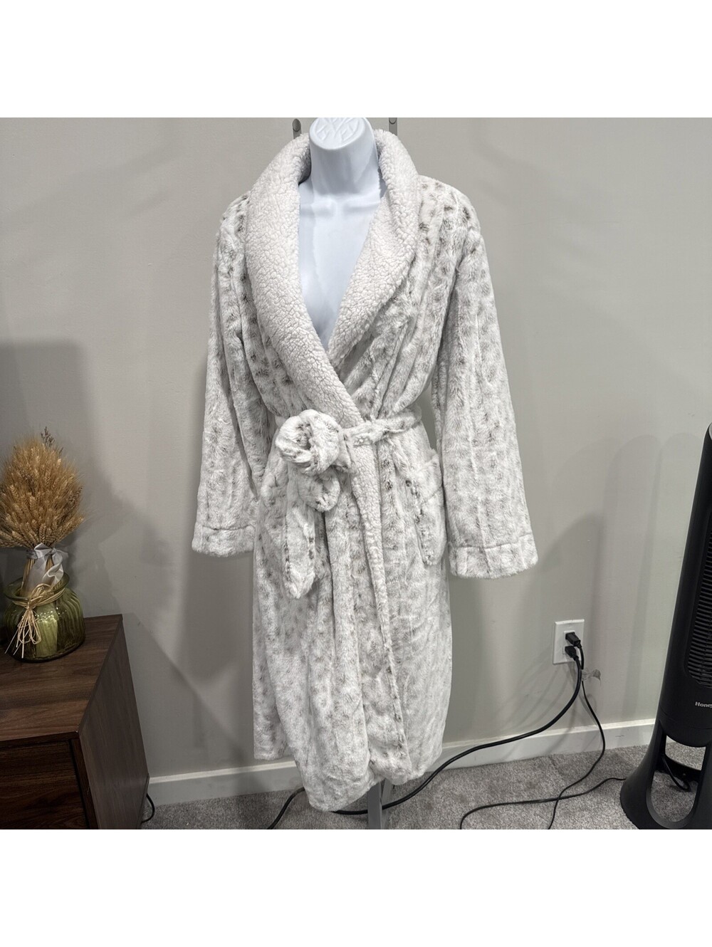 NWT Stars Above Women's brown/Cream Fuzzy Robe, sz M/L